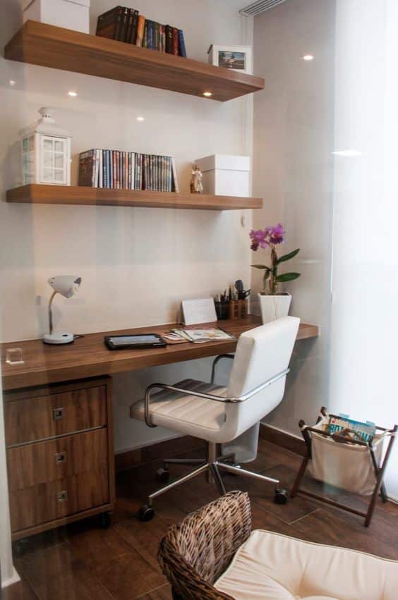 Escritório com Biblioteca: 25 exemplos para e crie um ambiente funcional e inspirador. Veja as sugestões! 7 Neste sentido, vemos muitas ideias de prateleiras de madeira, que apresentam uma excelente durabilidade e ainda podem ser combinadas com diferentes estilos de escritórios.