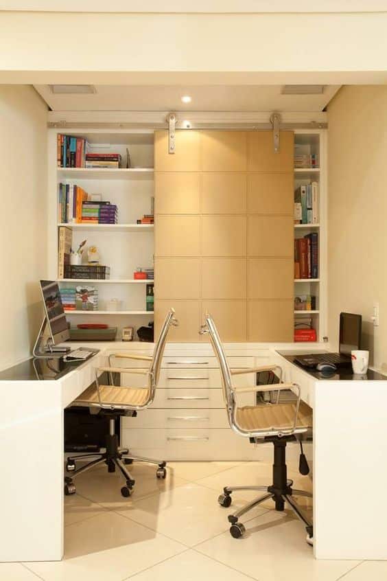 Escritório com Biblioteca: 25 exemplos para e crie um ambiente funcional e inspirador. Veja as sugestões! 8 Para que tenha um maior espaço, pode utilizar estantes. Inclusive, quando planejadas, elas se tornam perfeitas, já que são pensadas especialmente para a área que possui.