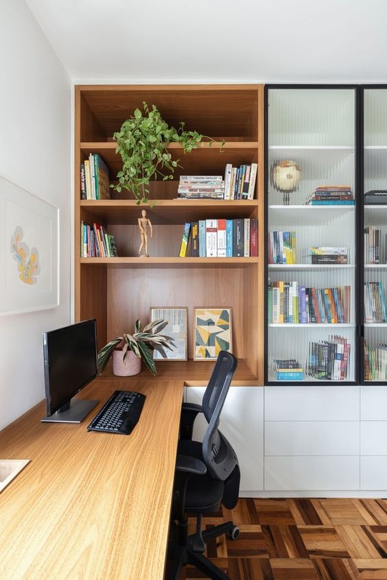 Escritório com Biblioteca: 25 exemplos para e crie um ambiente funcional e inspirador. Veja as sugestões! 10 A organização dos livros pode ficar visível ao menos em parte, já que colabora com a decoração e tem tudo a ver com o ambiente de trabalho.