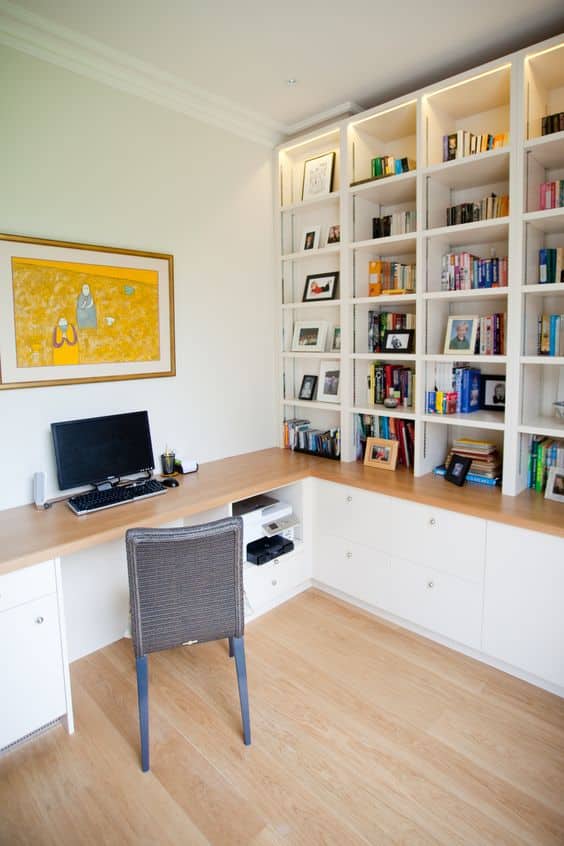 Escritório com Biblioteca: 25 exemplos para e crie um ambiente funcional e inspirador. Veja as sugestões! 11 Outra ideia para auxiliar a montagem da sua biblioteca é a estante em formato de nichos.