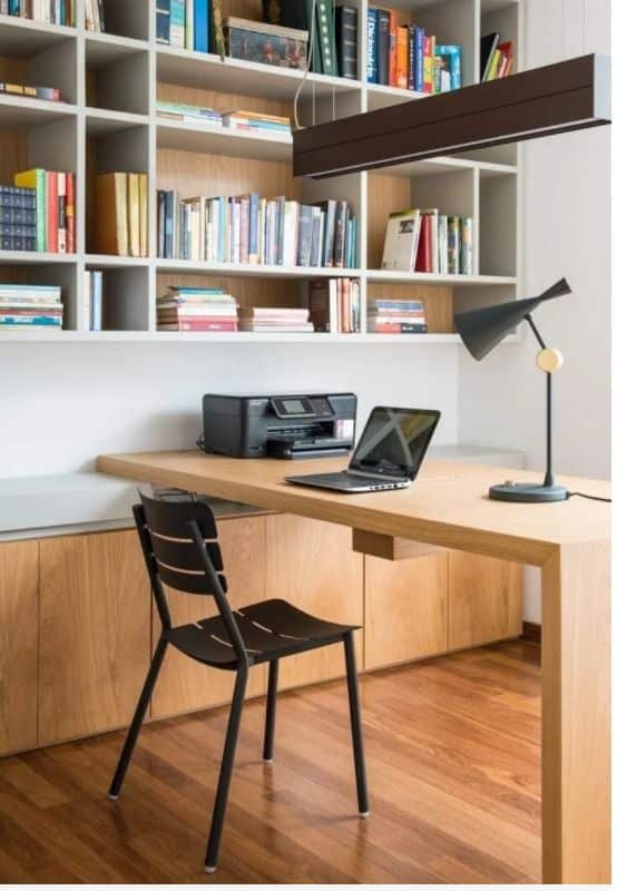 Escritório com Biblioteca: 25 exemplos para e crie um ambiente funcional e inspirador. Veja as sugestões! 12 Uma dica é manter os livros com fácil acesso e interessantes que estejam próximos do seu local mais específico de trabalho.