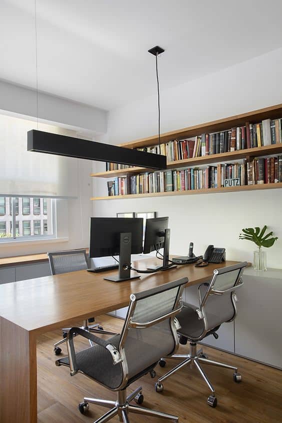 Escritório com Biblioteca: 25 exemplos para e crie um ambiente funcional e inspirador. Veja as sugestões! 13 Inspiração para escritórios onde são recebidos clientes. Além de decorar e ser útil, os livros também passam uma impressão de credibilidade diante de possíveis parcerias.