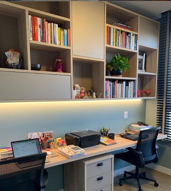 Escritório com Biblioteca: 25 exemplos para e crie um ambiente funcional e inspirador. Veja as sugestões! 17 Escritório com biblioteca montado até mesmo quando o espaço é dividido por duas ou mais pessoas, basta separar uma área para que cada um possa incluir o que deseja.