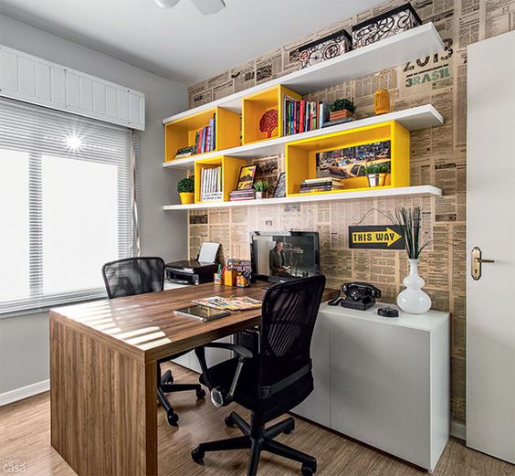 Escritório com Biblioteca: 25 exemplos para e crie um ambiente funcional e inspirador. Veja as sugestões! 18 Em home office, as possibilidades acabam se tornando mais amplas, se tornando escritórios com mais personalidade, onde além de livros podem dispor de outros tantos itens que tenham a ver com você.