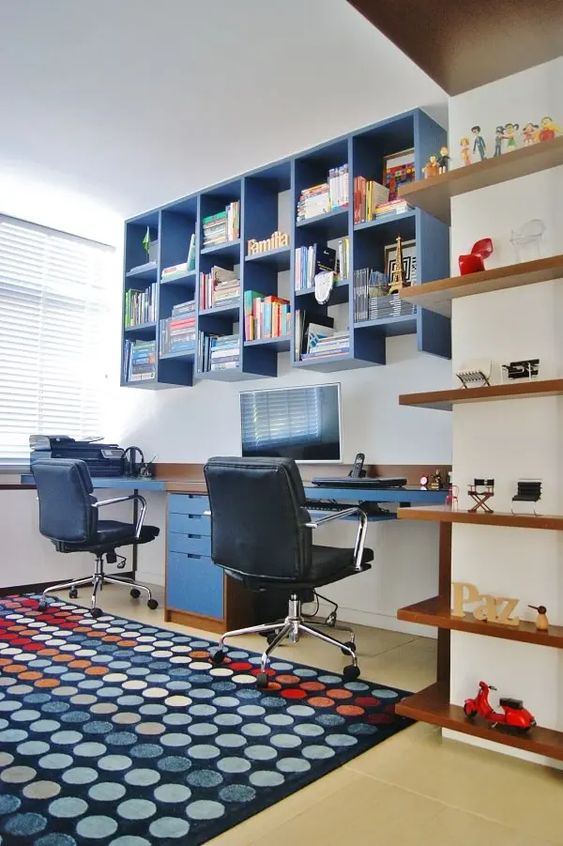 Escritório com Biblioteca: 25 exemplos para e crie um ambiente funcional e inspirador. Veja as sugestões! 19 Detalhes como armários coloridos, miniaturas e lembranças de viagem podem ser inseridos. Um projeto como esse, onde o casal pode compartilhar o escritório.