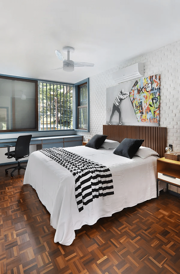 3 Tipos de Pisos para Quarto e Como Escolher o Melhor 1 Piso de taco de madeira é um revestimento popular em quartos brasileiros – Projeto: Mandril Arquitetura | Foto: Mariana Orsi