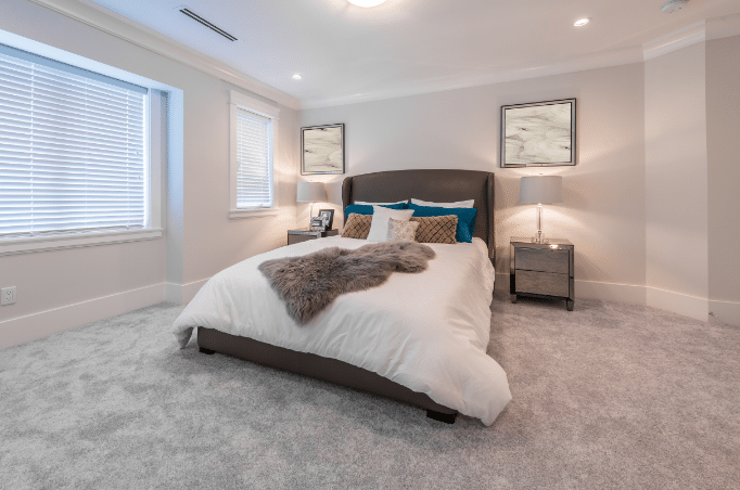 3 Tipos de Pisos para Quarto e Como Escolher o Melhor 4 Carpete é macio e confortável para os dias frios, mas exige manutenção constante e pode causar problemas respiratórios – Foto: Shutterstock