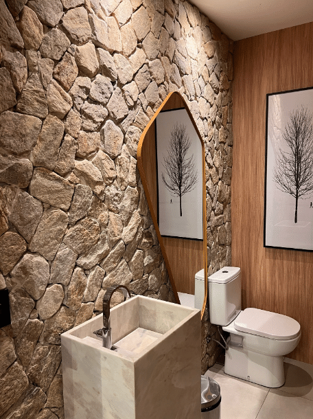 5 Dicas para Decorar Lavabo Pequeno com Estilo 1 Revestimento de pedra e tons neutros em um lavabo pequeno, projeto da arquiteta Marina Salomão.