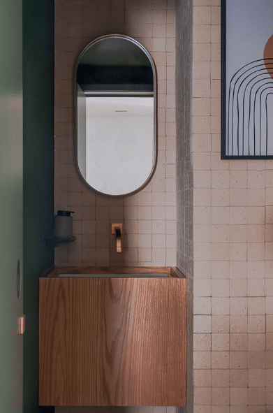 5 Dicas para Decorar Lavabo Pequeno com Estilo 3 Armário de banheiro planejado, projeto das arquitetas Mari Milani.