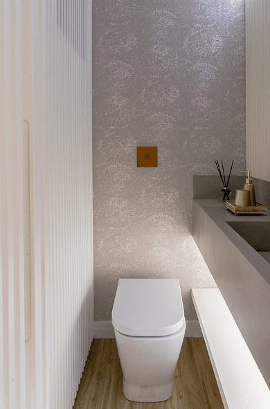 5 Dicas para Decorar Lavabo Pequeno com Estilo 4 Pia esculpida com papel de parede e detalhes decorativos, projeto das arquitetas Mari Milani.