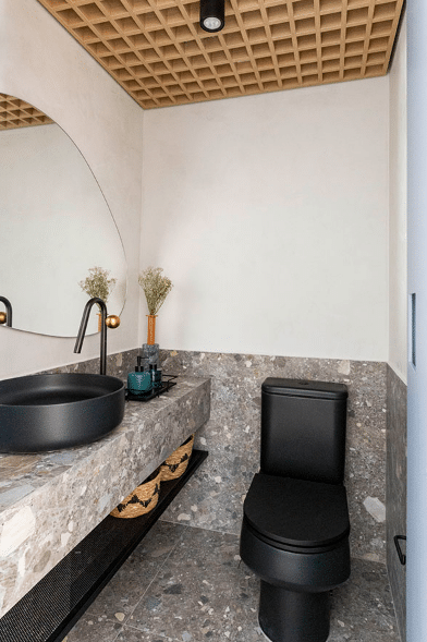 5 Dicas para Decorar Lavabo Pequeno com Estilo 5 Torneira de mesa touchless e cuba de sobrepor em um lavabo pequeno, projeto das arquitetas Mari Milani.