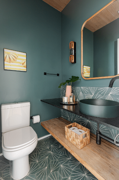 5 Dicas para Decorar Lavabo Pequeno com Estilo 6 Cestos e nichos para organização em um lavabo pequeno, projeto da arquiteta Duda Senna.