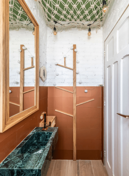 5 Dicas para Decorar Lavabo Pequeno com Estilo 7 Pia esculpida e torneira de mesa em um lavabo pequeno, projeto da arquiteta Isabela Fraia.