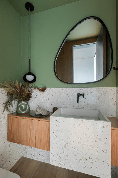 5 Dicas para Decorar Lavabo Pequeno com Estilo 9 Arquiteto projetando um lavabo pequeno, projeto da arquiteta Duda Senna.