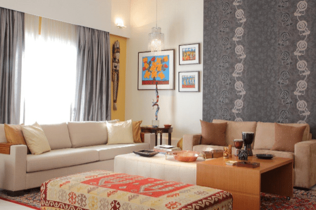 8 ideias Lindas para Decorar sua Sala com Sofá Bege 3 Sofá bege + papel de parede estampado + mobiliários neutros – Projeto: Studio Cris Paola Arquitetura e Design | Foto: Hamilton Penna.