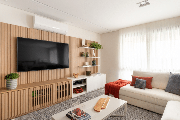 8 ideias Lindas para Decorar sua Sala com Sofá Bege 5 Sofá chaise é confortável e perfeito para reunir a família para assistir filmes e séries – Projeto: Mageste & Blinovas Arquitetura | Foto: Julia Novoa.