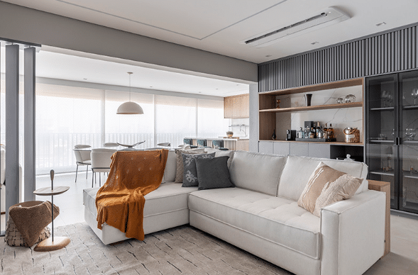8 ideias Lindas para Decorar sua Sala com Sofá Bege 6 Sofá de canto bege te ajuda a ganhar mais espaço em ambientes integrados – Projeto: Blaia e Moura Arquitetos | Foto: Rafael Renzo.