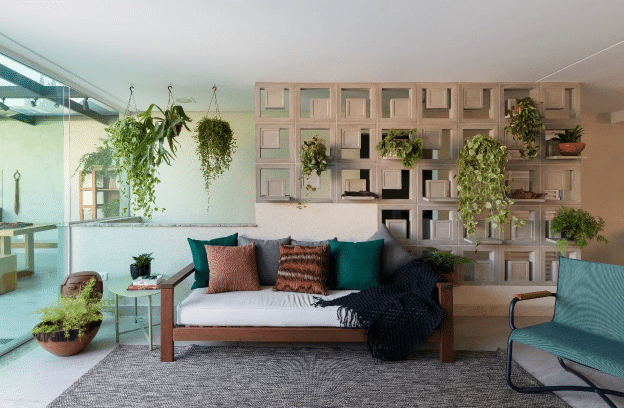 8 ideias Lindas para Decorar sua Sala com Sofá Bege 7 Personalize sua sala de estar com almofadas coloridas e estampadas no sofá bege, criando um ambiente alegre e único – Projeto: Mageste & Blinovas Arquitetura | Foto: Julia Novoa.