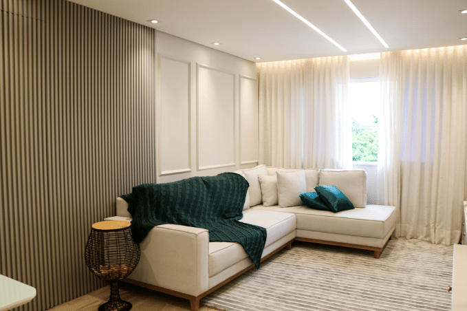 8 ideias Lindas para Decorar sua Sala com Sofá Bege 9 Manta e almofadas verde escuro + sofá chaise bege – Projeto/Foto: Priscila Mendonça.