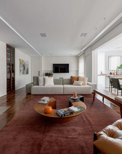 8 ideias Lindas para Decorar sua Sala com Sofá Bege 10 Para os tapetes, aposte em opções coloridas para ambientes descontraídos e neutras para espaços clean – Foto: Fenda Arquitetura | Foto: João Paulo Prado.
