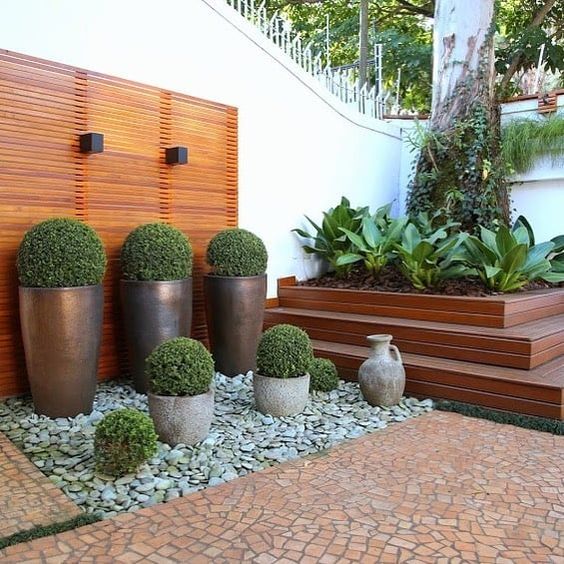 2. Aqui foram utilizadas pedras maiores em uma composição com plantas e vasos grandes, que dão imponência ao espaço.