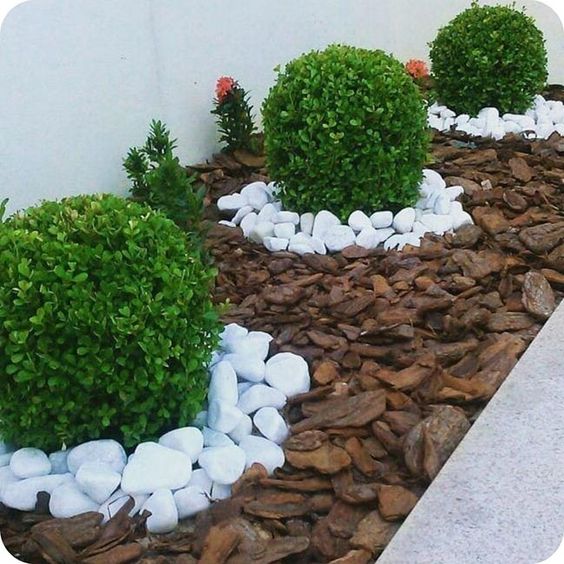 3. Pedras dolomitas são sempre excelentes para decorar jardins. Nesse canteiro foram usados modelos maiores.