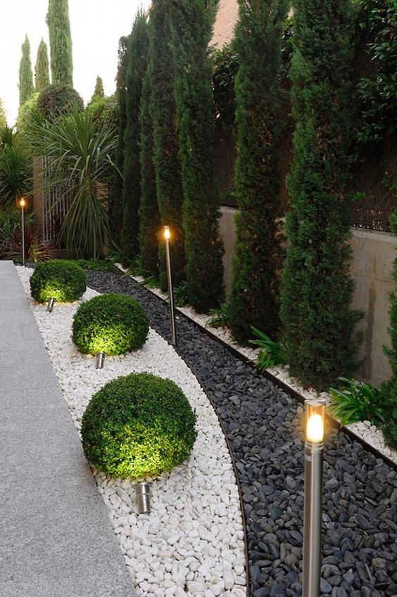 6. Já nesse outro jardim, foram usadas pedras-cascalho negras e brancas, que ganharam um maior destaque por conta da iluminação.