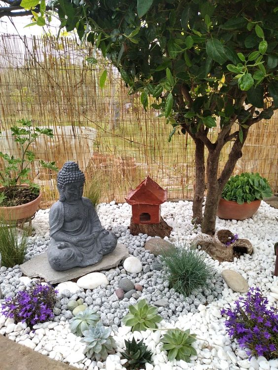 7. Os diferentes tipos de pedra formaram um espaço único para o buda decorativo poder meditar, tornando o espaço ainda mais harmônio por transmitir uma grande tranquilidade.