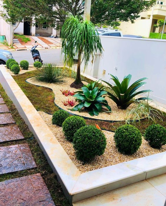 8. As pedras em tom de bege funcionam muito bem, e nesse caso foram colocadas logo na entrada da casa para a formação de um lindo jardim.