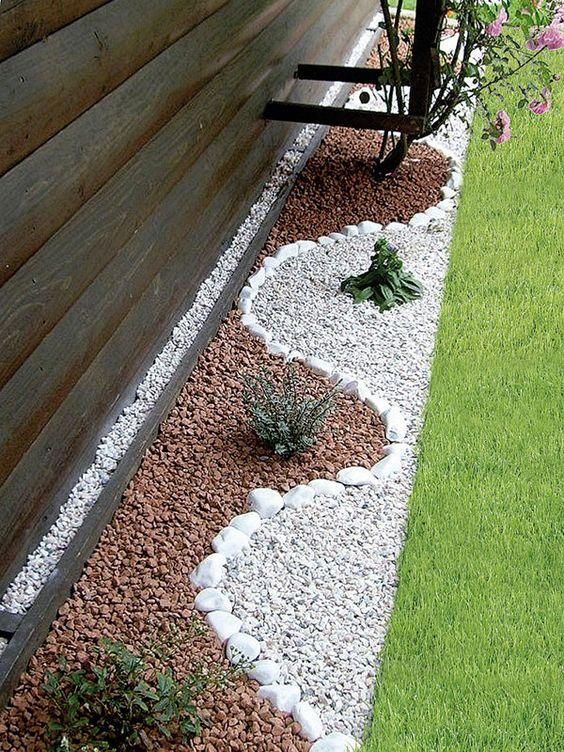 9. Nesse canteiro, uma combinação de pedras foi feita, dando destaque para um visual organizado e bastante harmônio em meio as plantas.