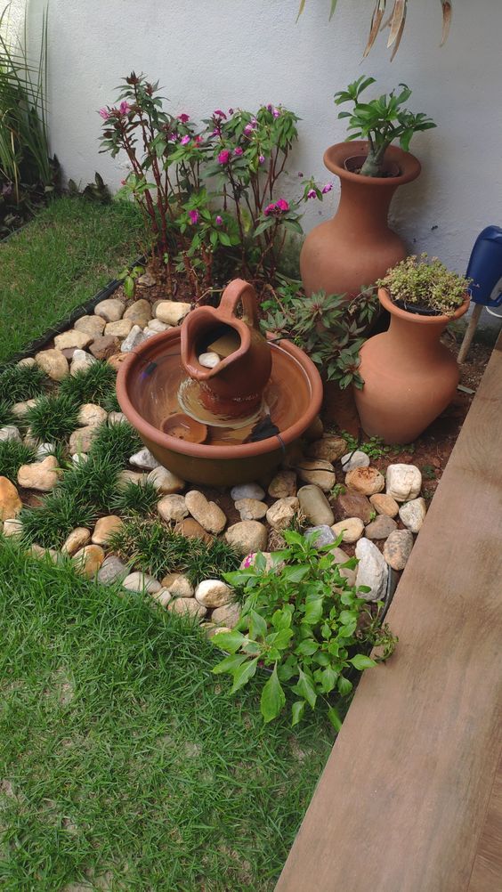 17. Aqui, as pedras aparecem em segundo plano. O destaque fica por conta da composição com vasos de barro.