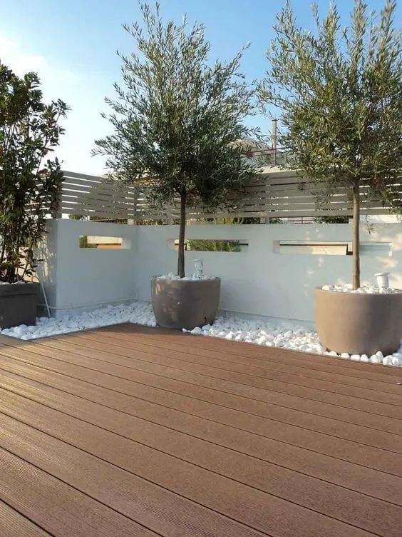 20. Aqui, a área coberta pelas pedrinhas brancas também foi a única parte voltada para o crescimento das plantas, gerando um jardim mais fácil de ser mantido.