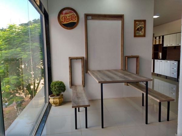 12 Tipos de Mesa Dobrável para Espaços Pequenos e Funcionais 8 Componha os quadros da parede com mesa e bancos.