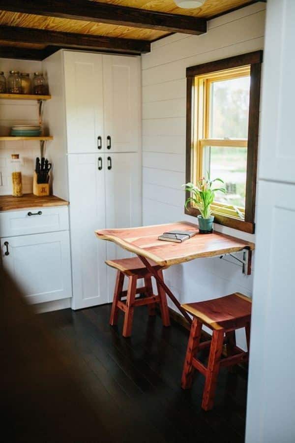 12 Tipos de Mesa Dobrável para Espaços Pequenos e Funcionais 6 Essa mesa de madeira dobrável se destaca por ser de um tom natural.