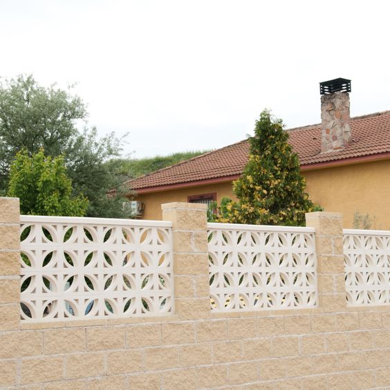 15 Modelos de Muros Modernos para Inspirar sua Casa 8 Ou seja, poderemos ter uma área muito mais ventilada. Por conta disso, em cidades de calor intenso, por exemplo, o uso desse elemento se faz muito positivo.
