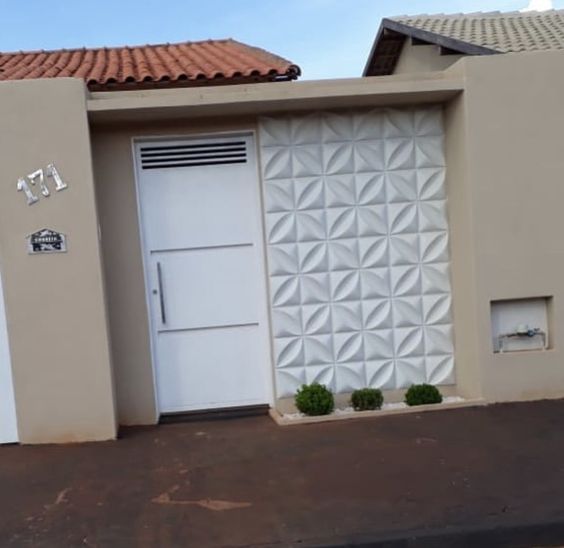 15 Modelos de Muros Modernos para Inspirar sua Casa 14 Para aplicar, vai precisar apenas de água e cola, fazendo uma mistura que vai fixar as placas no local desejado. O custo-benefício desse material também é um fator positivo para o seu uso!