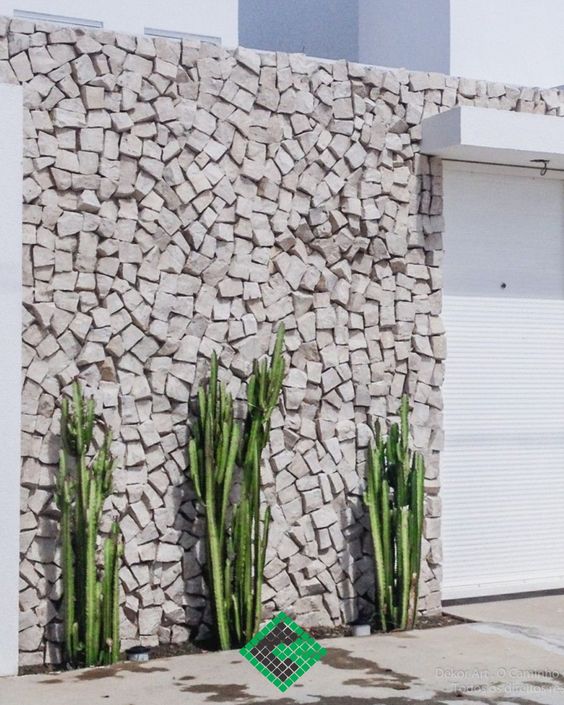 15 Modelos de Muros Modernos para Inspirar sua Casa 16 No caso da inspiração abaixo, foi utilizada a pedra portuguesa de modo mais específico. Ela conta com diferentes formas de aplicação, incluindo esse modelo com aplicação mais irregular.