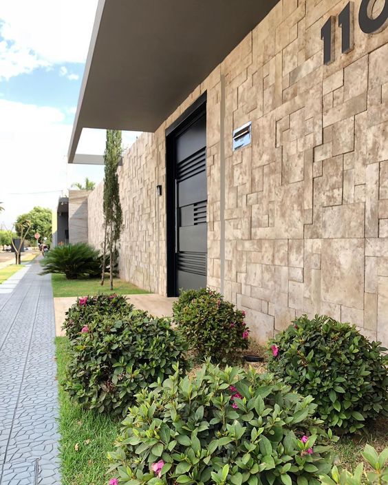 15 Modelos de Muros Modernos para Inspirar sua Casa 17 Já essa é a pedra madeira, uma opção original e que realmente se assemelha bastante a madeira, contando com a beleza e sofisticação do material.