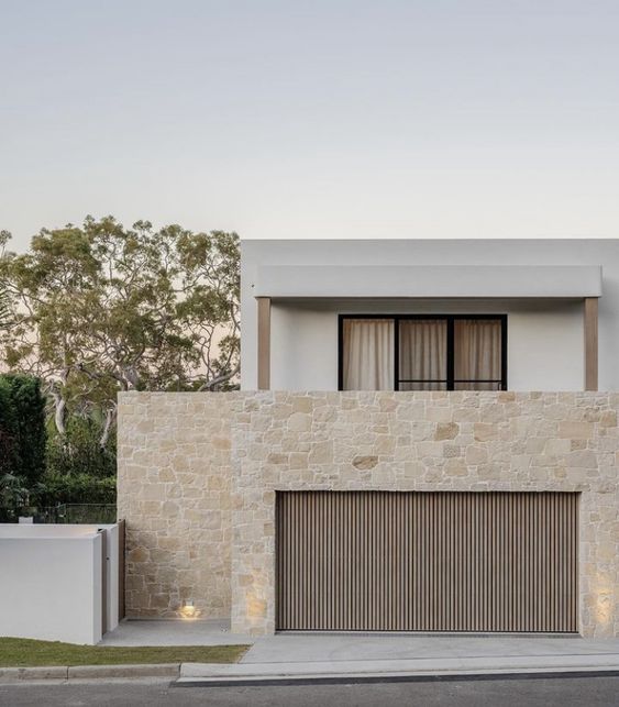 15 Modelos de Muros Modernos para Inspirar sua Casa 19 Caso o terreno da sua casa conte com algum desnível, o muro de pedra também é uma excelente sugestão para ajustar esse detalhe e organizar a edificação.