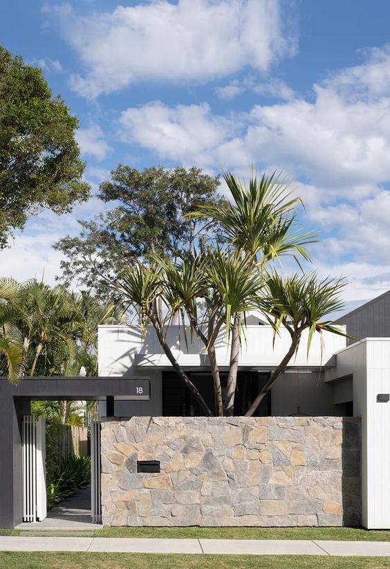 15 Modelos de Muros Modernos para Inspirar sua Casa 20 A versatilidade adquirida com esse muro é algo a ser considerado, uma vez que existem diversos tipos de pedras a serem utilizados, te permitindo escolher aquele que melhor combina com o projeto.