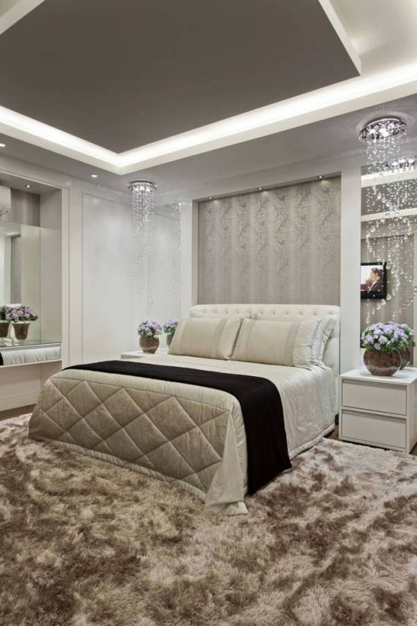 Modelos de Pendente para Quarto: dicas e mais de 50 ideias. 4 Uma boa opção de pendente para quarto de casal é o lustre em vidro. Deixa o ambiente mais romântico e elegante.