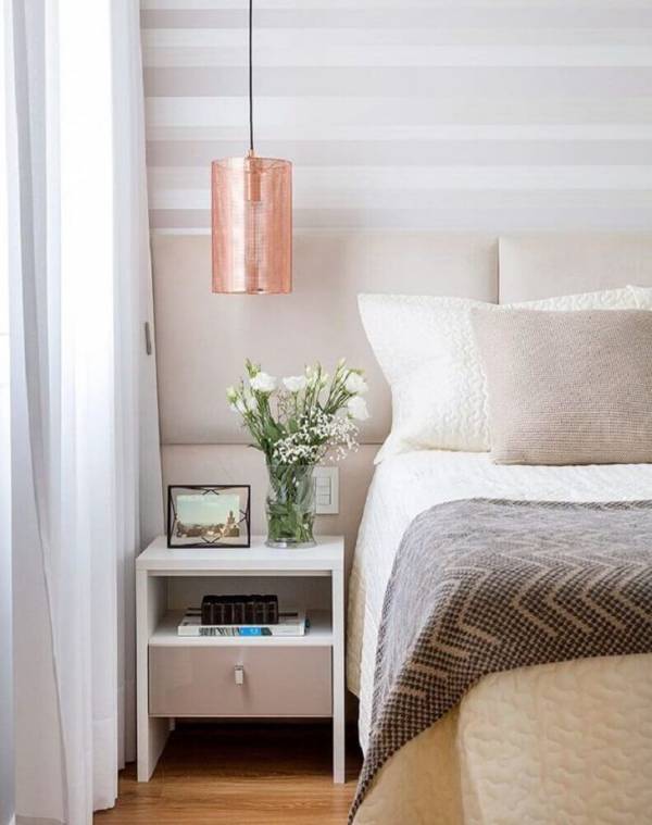 Modelos de Pendente para Quarto: dicas e mais de 50 ideias. 1 Tons de cobre e rosé estão se tornando os queridinhos da decoração, trazendo modernidade ao cômodo!
