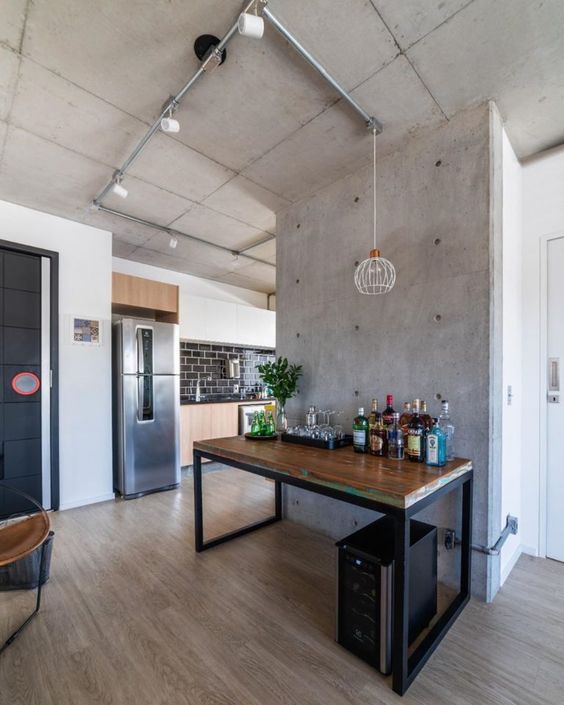 12 Ideias de Placa Cimentícia para uma Decoração Sofisticada 2 Placas cimentícias em uma sala industrial, misturando texturas e cores neutras.