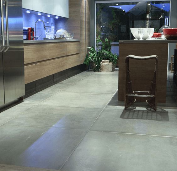 12 Ideias de Placa Cimentícia para uma Decoração Sofisticada 11 Placa cimentícia como piso em área interna, sustentável e com baixa proliferação de microrganismos.
