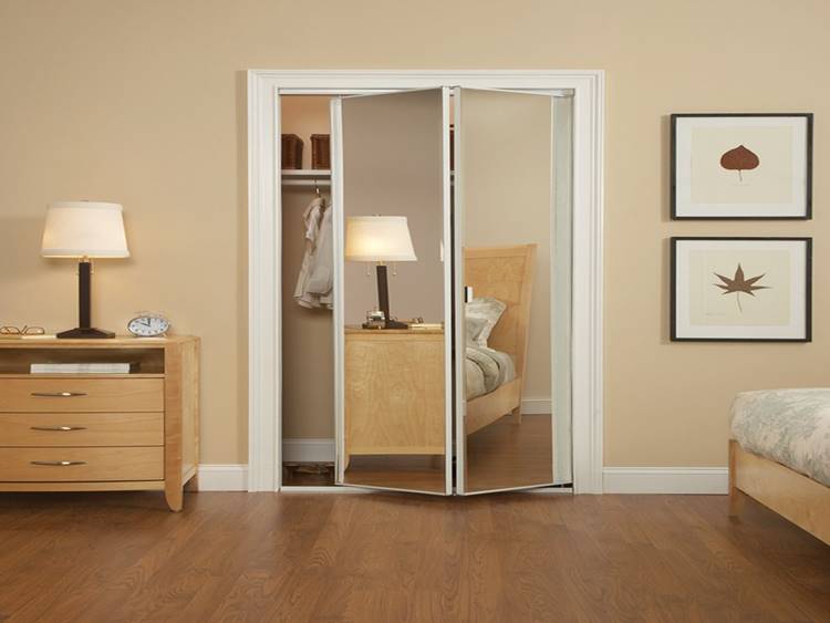 13 Modelos de Porta para Quarto que Você Vai Amar 17 Porta camarão espelhada, elegante e moderna.