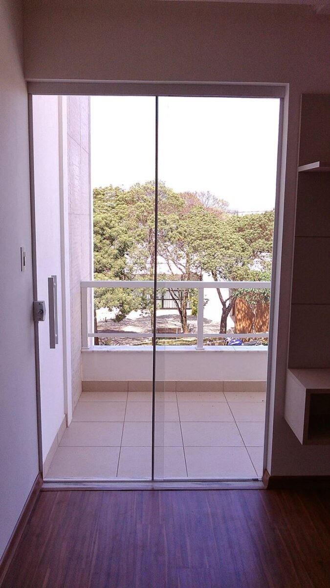 13 Modelos de Porta para Quarto que Você Vai Amar 10 Porta de vidro de correr, uma escolha simples que pode complementar a decoração do quarto.