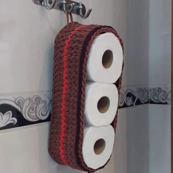 10 Modelos Criativos de Porta-Papel Higiênico de Crochê 18 18. Porta papel higiênico vertical de pendurar, prático e adaptável.