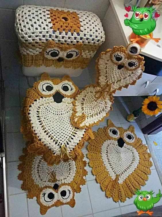 10 Modelos Criativos de Porta-Papel Higiênico de Crochê 3 3. Kit completo de crochê com corujinhas para combinar com o banheiro.