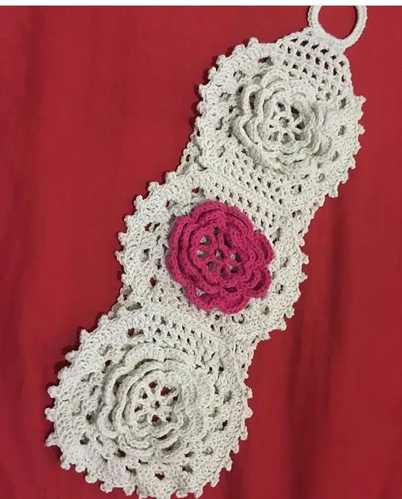 10 Modelos Criativos de Porta-Papel Higiênico de Crochê 4 4. Porta papel higiênico vertical para pendurar, com detalhes em rosas.