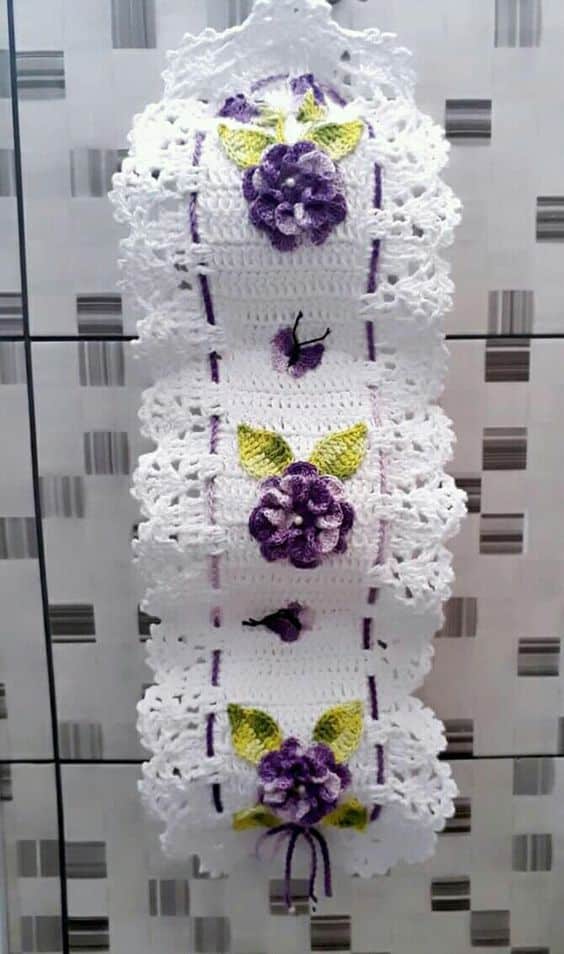 10 Modelos Criativos de Porta-Papel Higiênico de Crochê 5 5. Porta papel higiênico lilás e branco, romântico e detalhado.
